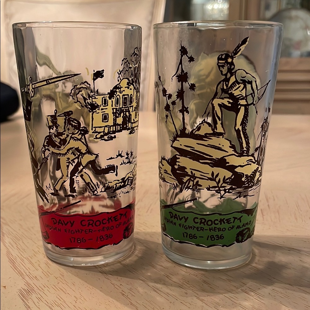 Set of two vintage Davy Crockett glasses - Red label Alamo / Green label Bear.